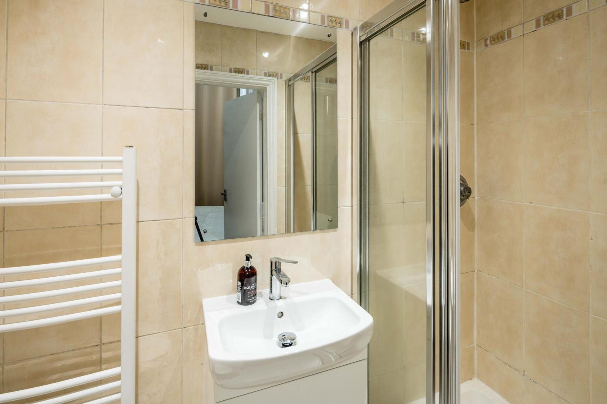 לונדון Gloucester Station Gem: 3 Bedroom Oasis מראה חיצוני תמונה